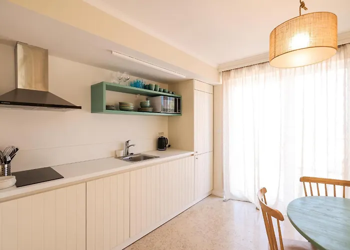 3 Bedroom Gorgeous In Apartamento