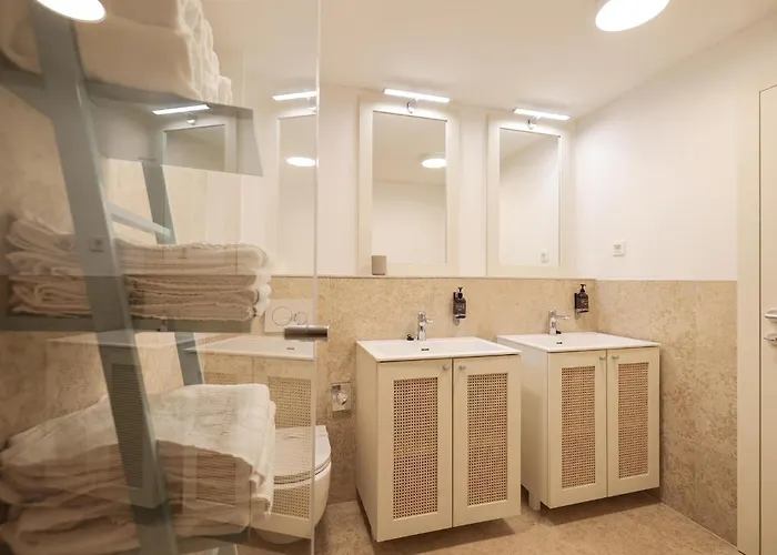3 Bedroom Gorgeous In Apartamento *